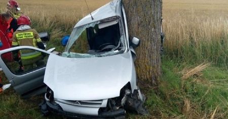 Tragiczny wypadek pod Sławnem. Auto roztrzaskało się na drzewie
