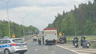 Szczecin: Motocyklista uczestniczył w zderzeniu z ciężarówką. Służby pracują na miejscu