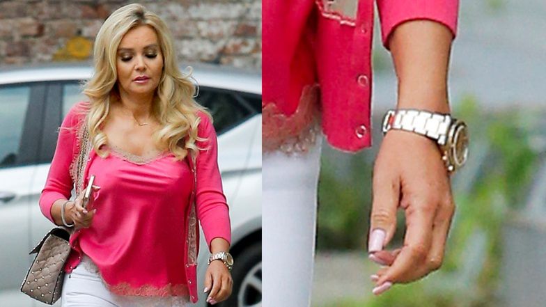 Monika Chwajoł przemierza warszawską Pragę w biało-różowej stylizacji