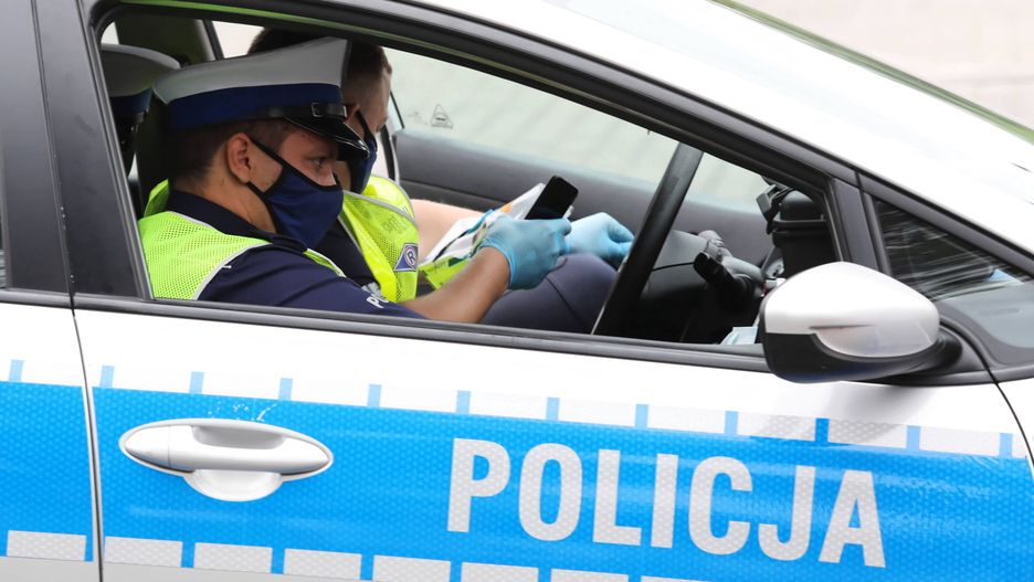 Warszawa. Kierowca mercedesa spowodował dwie kolizji. Wraz z pasażerami porzucił auto i uciekł