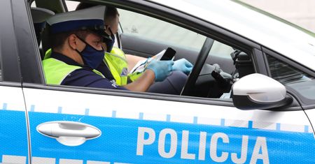 Warszawa. Kierowca mercedesa spowodował dwie kolizje. Wraz z pasażerami porzucił auto i uciekł