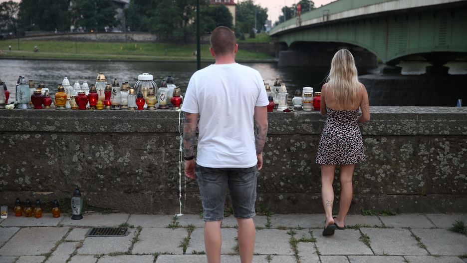 Młodzi ludzie zapalają znicze w miejscu zdarzenie