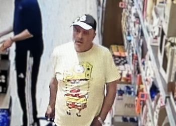 Wiadomo, co zrobił w markecie. Teraz szuka go policja