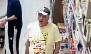 Wiadomo, co zrobił w markecie. Teraz szuka go policja