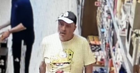 Wiadomo, co zrobił w markecie. Teraz szuka go policja