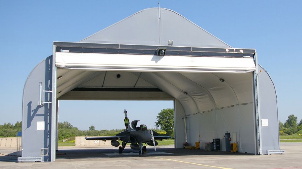 Francuski myśliwiec Rafale w mobilnym hangarze typu lekkiego na misji Baltic Air Policing