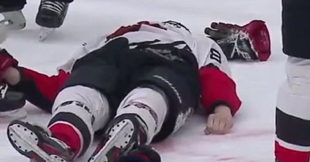 Brutalny atak na lodzie. Poważny uraz hokeisty po bójce