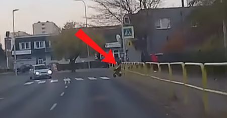 Wózek sam wjechał na pasy. Dramatyczna scena w Toruniu