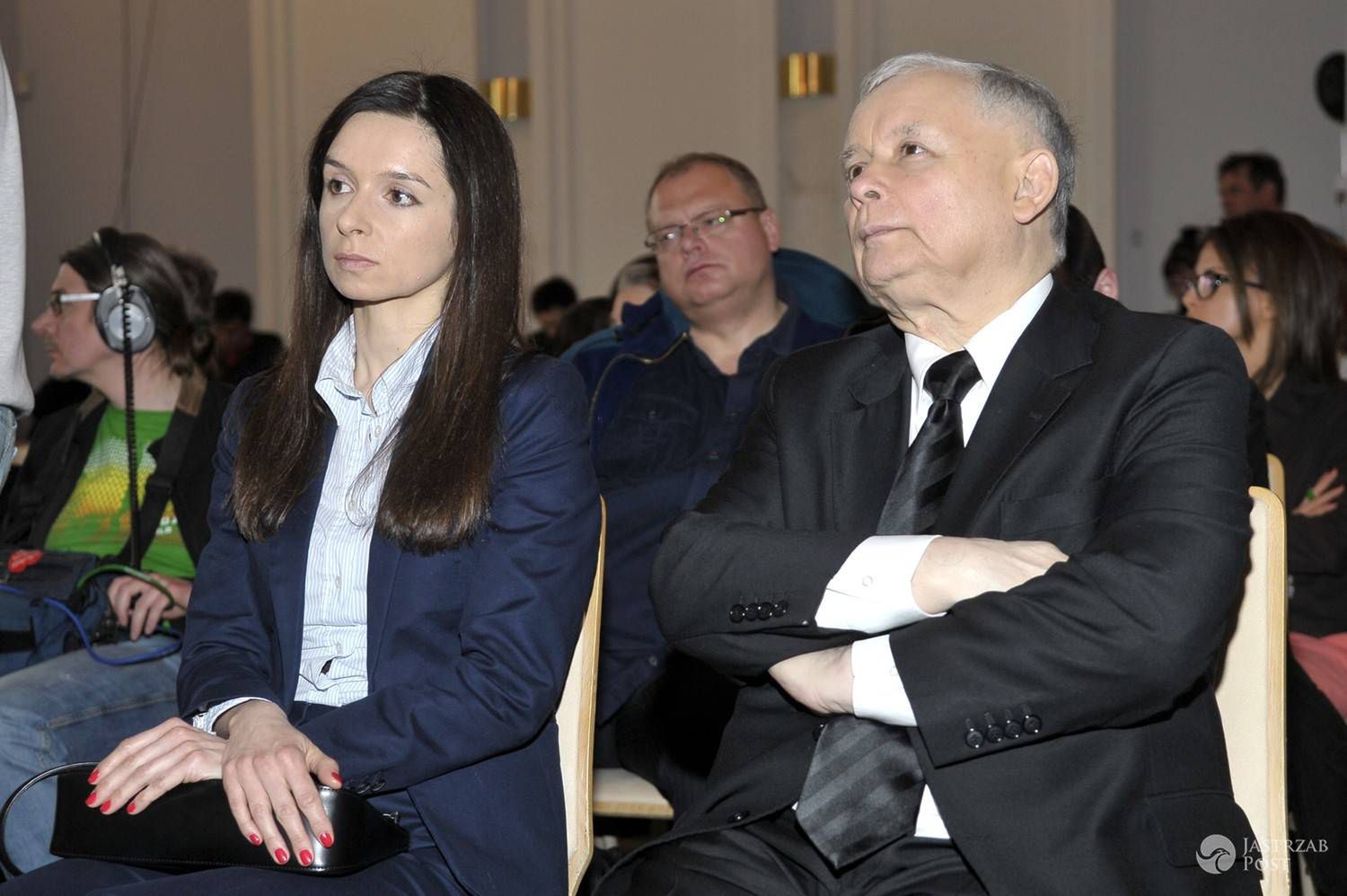 Marta Kaczyńska siedzi na toalecie