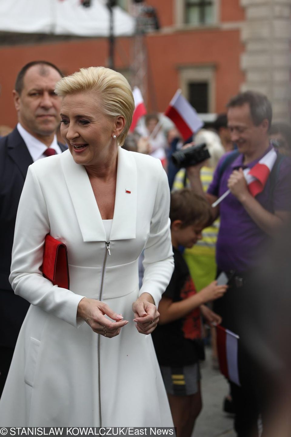 Obchody Dnia Flagi Rzeczypospolitej Polskiej. Agata Duda w biało-czerwonej stylizacji