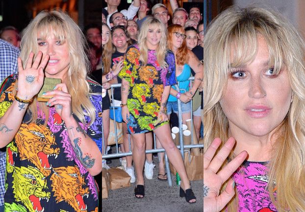 Speszona Kesha wita się z fanami na premierze filmu