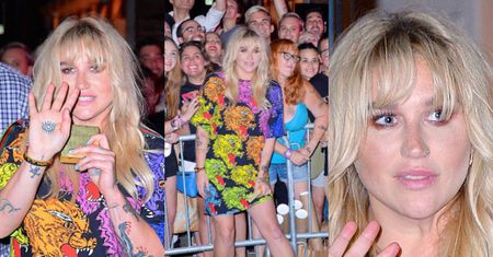 Speszona Kesha wita się z fanami na premierze filmu