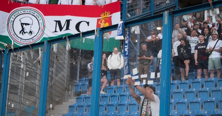 Kibic Legii Warszawa spalił szalik Lecha Poznań. Co mu za to grozi?