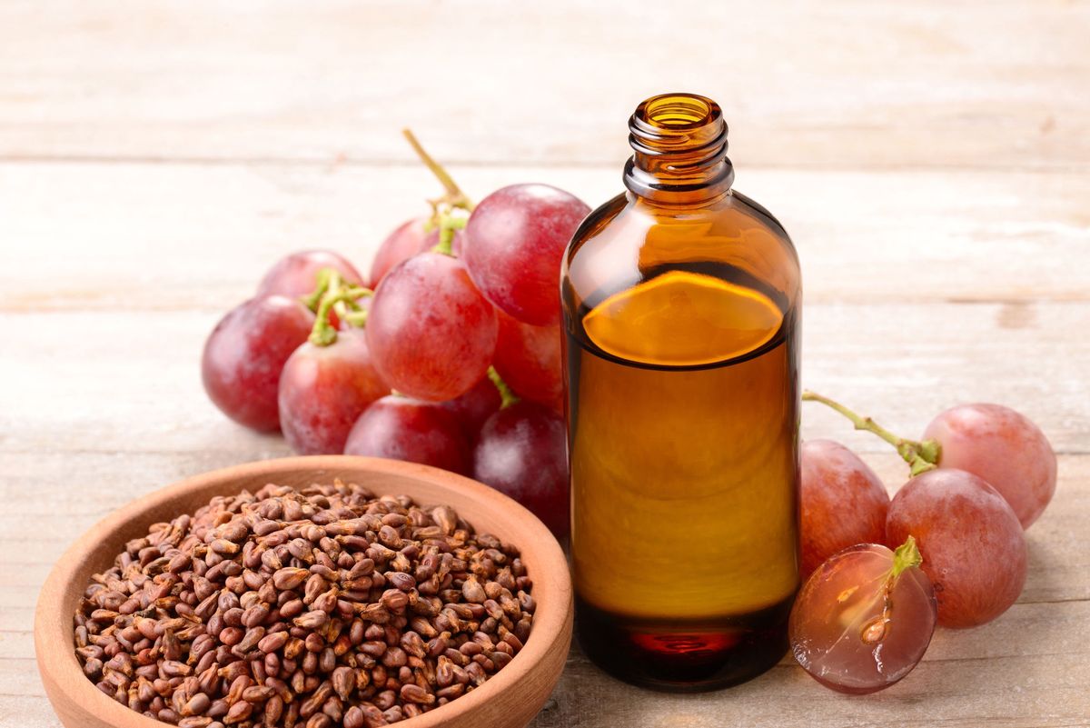 Olej z pestek winogron jest idealny do sałatek, majonezu, marynat i sosów