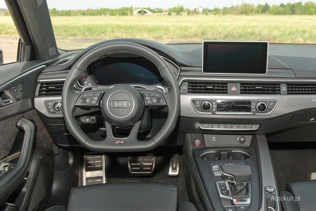 Kokpit typowy dla Audi, wykonany naprawdę porządnie z dobrych materiałów.