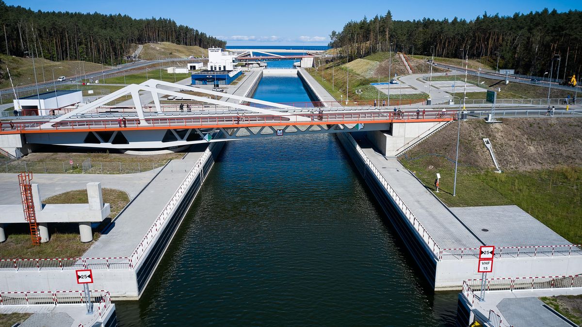 budowa kana�u �eglugowego
Adam War�awa
Ba�tyckie, Ba�tyk, budowa, budowlana, dron, inwestycja, kana�, komunikacja wodna, morze, natura, przekop, przyroda, Skowronki, szlak morski, sztuczna, usypywanie, widok, wyspa, z drona, z g�ry, z lotu ptaka, zdj�cie z drona, �eglugowy