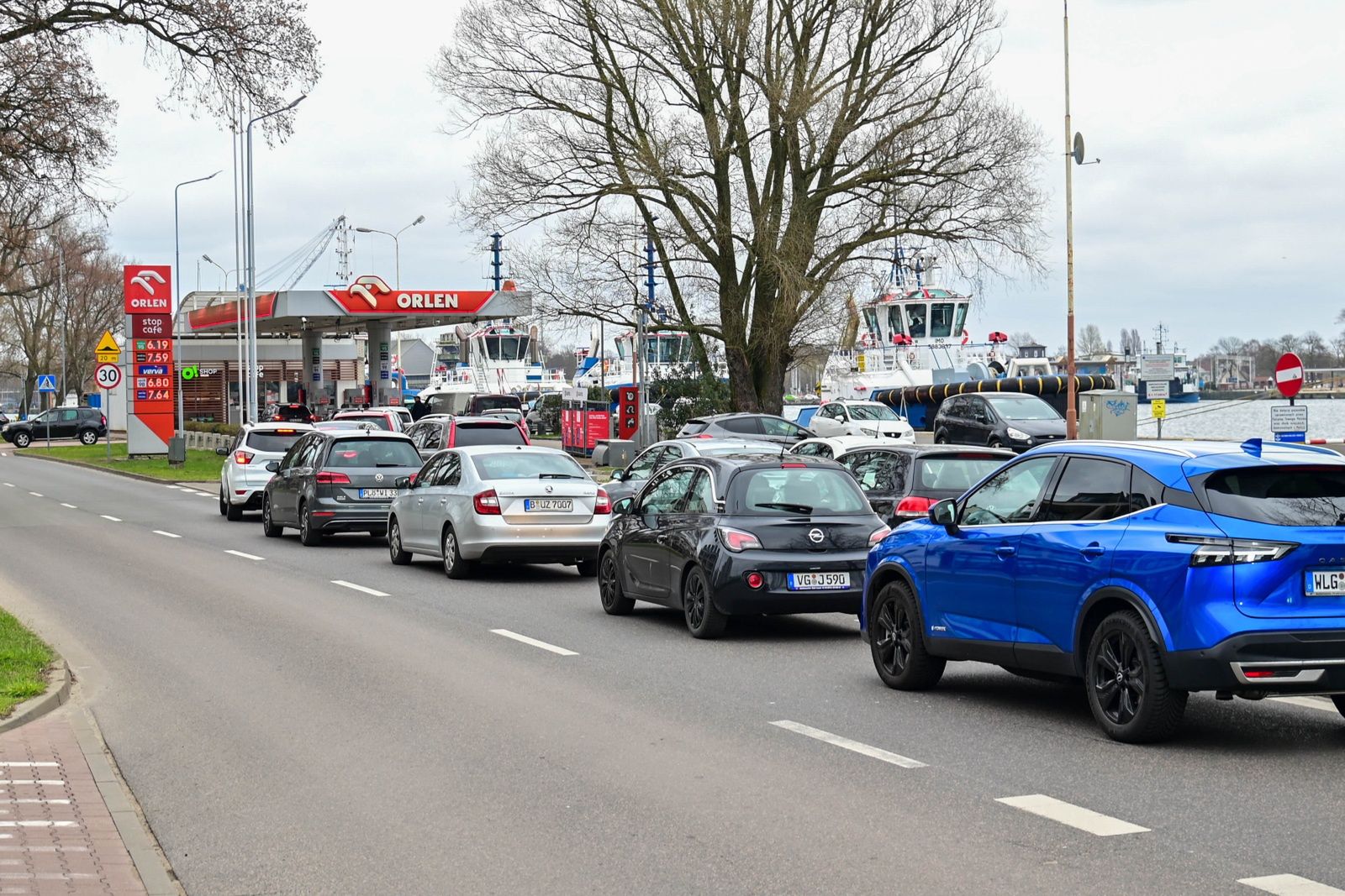 Najazd niemieckich kierowców na Świnoujście. Turystyka paliwowa w pełni