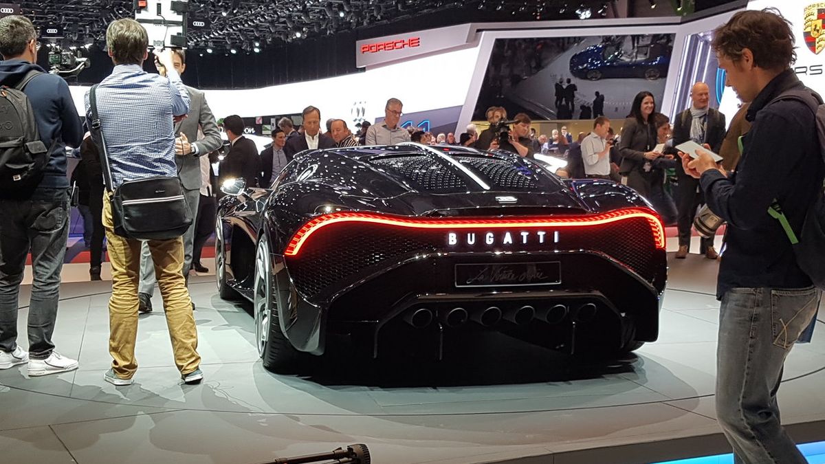 Łatwo się zgubić licząc końcówki wydechu w Bugatti La Voiture Noire