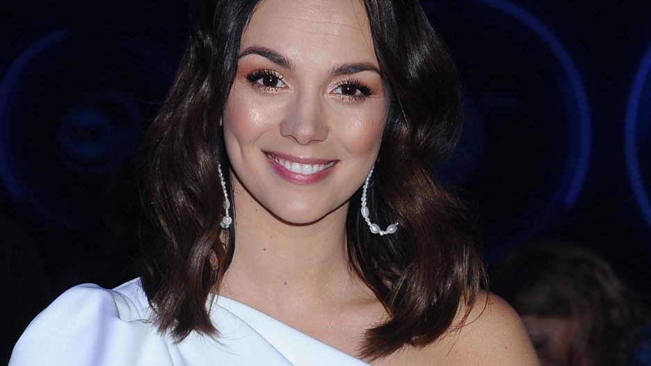 Paulina Krupińska-Karpiel w kwiecistej spódniczce 