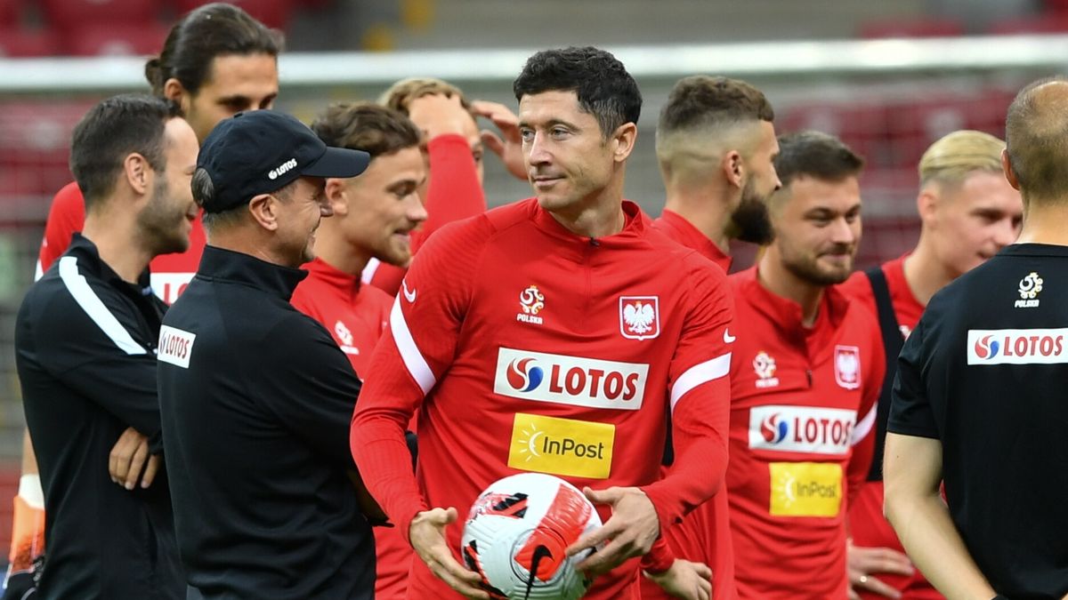 Zdjęcie okładkowe artykułu: PAP / Piotr Nowak / Na zdjęciu: Robert Lewandowski (w środku)