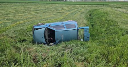 Senior pędził swoim cinquecento na łuku drogi. Później dachował