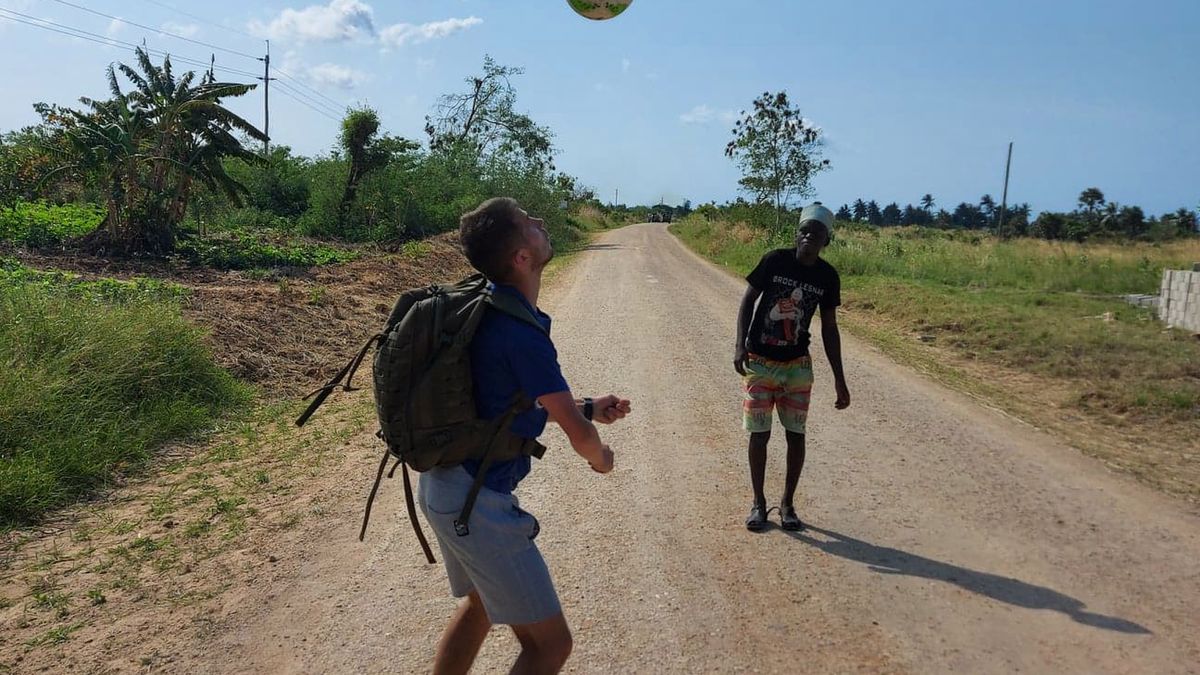 Facebook / Wiesław Raczyński / Na zdjęciu: Jakub Krzepisz w Tanzanii