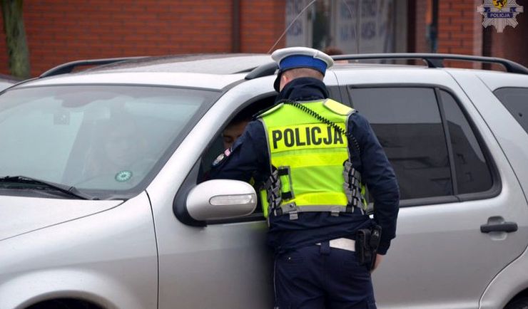 Policjant może zatrzymac "prawko" również za zbyt dużą liczbę pasażerów oraz manewr, który zagroził bezpieczeństwu innych użytkowników drogi