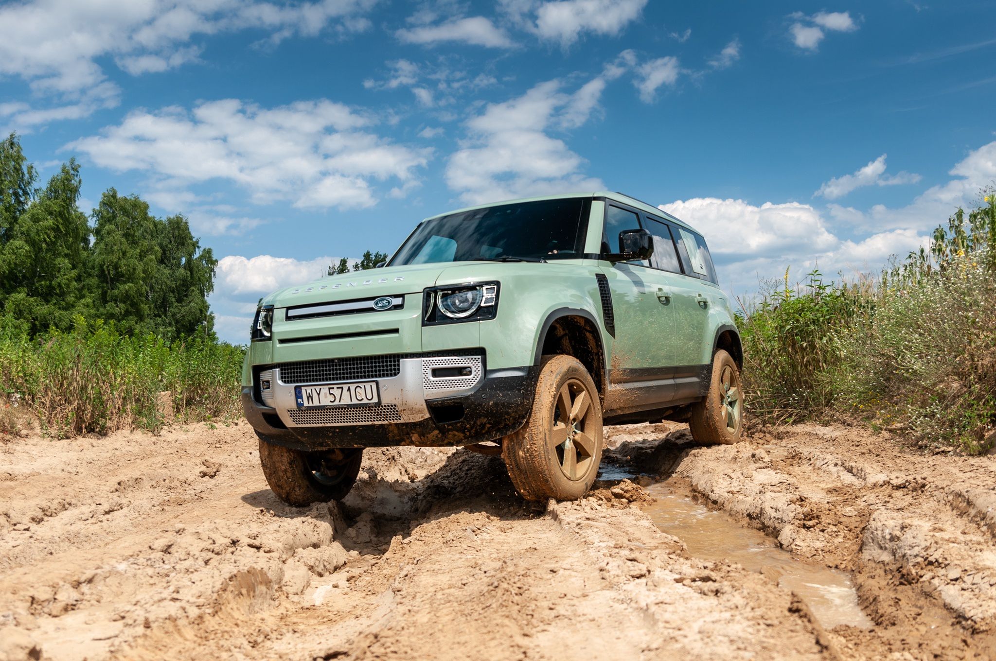 Defender to z założenia SUV, ale dzięki zaawansowanej technice i pneumatycznemu zawieszeniu potrafi więcej niż niejedna terenówka. 