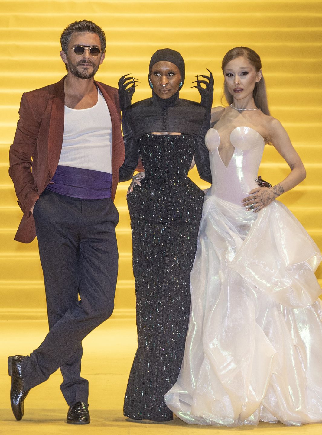 Ariana Grande bryluje na premierze w wydekoltowanej sukni