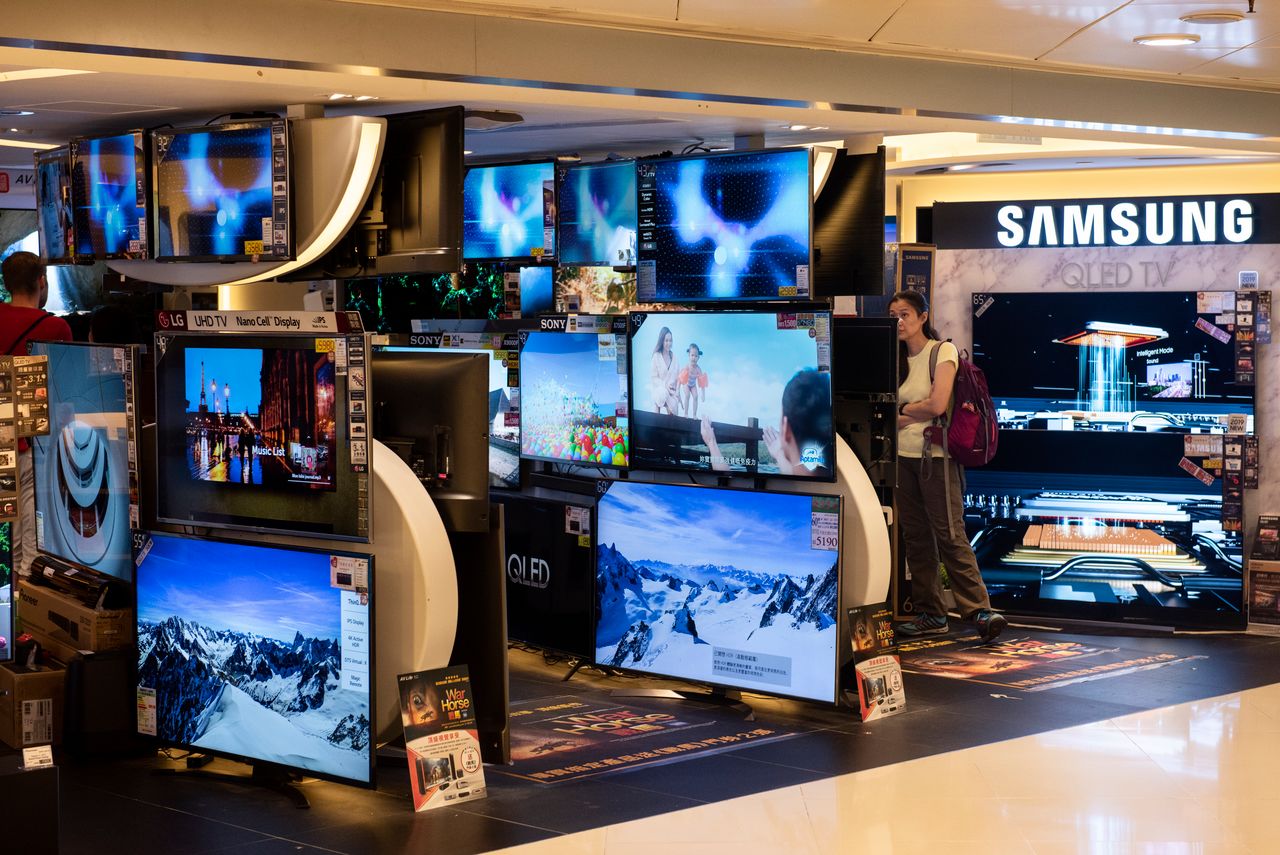Samsung ma produkować OLED TV z panelami od LG. Sensacyjna plotka z Korei - fot. Miguel Candela/SOPA Images/LightRocket via Getty Images