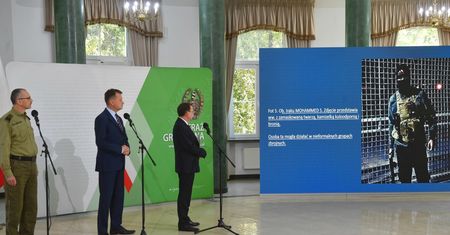 Kamiński pokazał zdjęcia z telefonów uchodźców. Eksperci mają wątpliwości