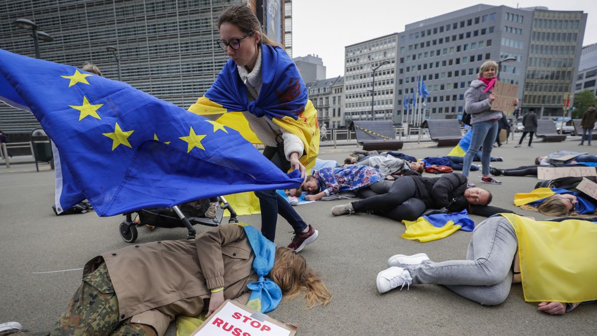 Na zdjęciu Ukraińcy pikietujący przed siedzibą Unii Europejskiej