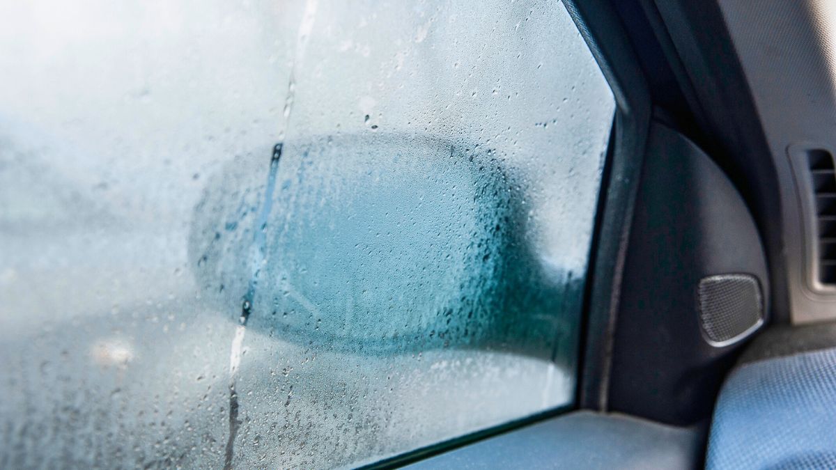 Zaparowana szyba w aucie