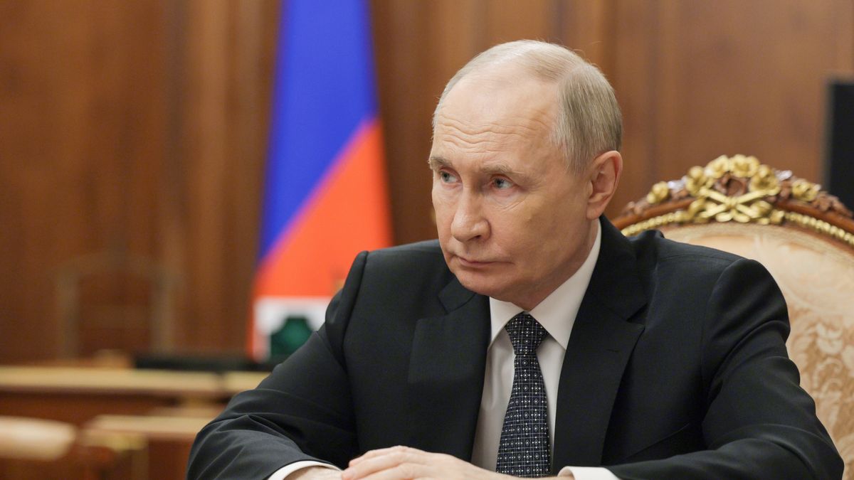 Russian President Vladimir Putin meets with Rostec State Corporation CEO Sergei Chemezov at the Kremlin in Moscow, Russia, 17 June 2025. The production of military equipment by enterprises of the state corporation Rostec has increased dozens of times compared to 2021, said Sergei Chemezov. EPA/GAVRIIL GRIGOROV / SPUTNIK / KREMLIN POOL MANDATORY CREDIT Dostawca: PAP/EPA.