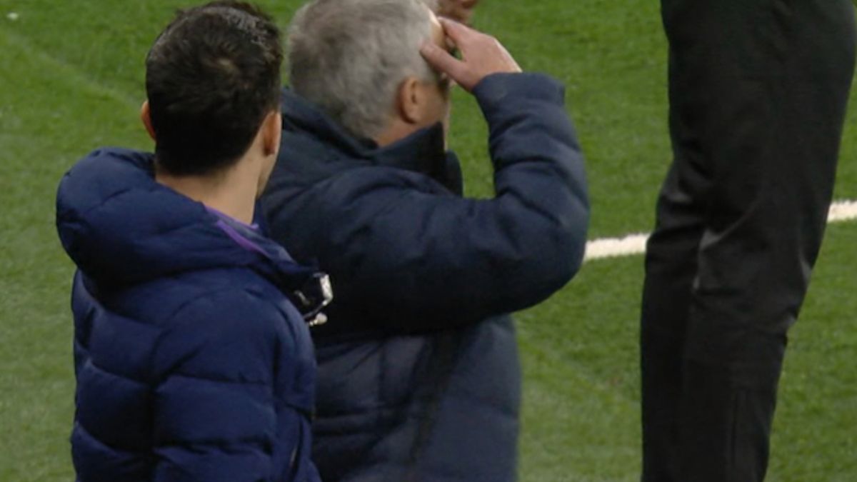 Jose Mourinho - kiedy zobaczył powtórkę faulu Sterlinga na Dele Allim - aż złapał się za głowę