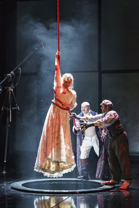 Lise Davidsen (Freia), Markus Eiche (Donner) i Gunther Groissbock (Fasolt) w "Złocie Renu" w Londynie © 2018 Bill Cooper
