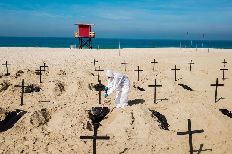 Brazylijczycy mają dość Jaira Bolsonaro. W ramach protestu wykopali 100 pustych grobów na plaży Copacabana (fot. Getty Images)