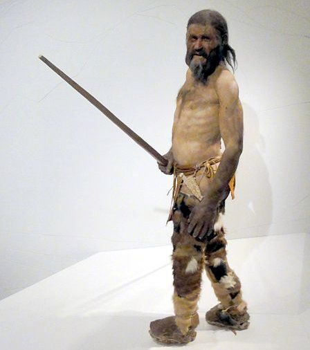 Rekonstrukcja Człowieka Lodu w muzeum w Bolzano (fot. Mattes PD)