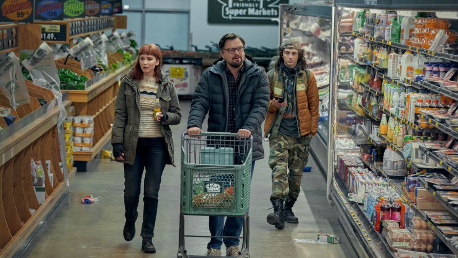 DON'T LOOK UPDON'T LOOK UP (L to R). Jennifer Lawrence as Kate Dibiasky, Leonardo DiCaprio as Dr. Randall Mindy, and Timothée Chalamet as Yule. Cr. Niko Tavernise / Netflix © 2021NIKO TAVERNISE/NETFLIX