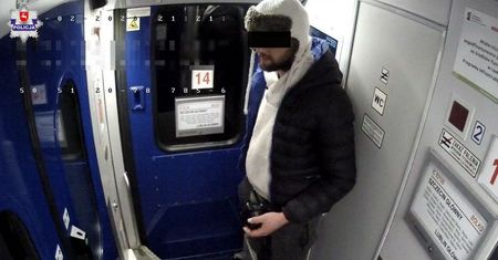 Okradł śpiącego pasażera w pociągu. Policja publikuje wizerunek złodzieja. Rozpoznajesz go?