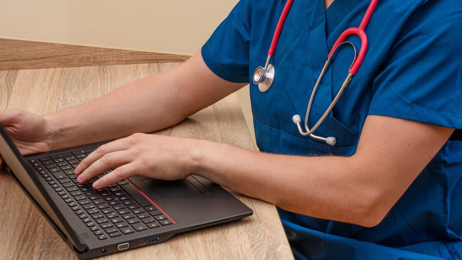 lekarz, doktor, weterynarz, kitel, uniform, telemedycyna, stetoskop, praca, gabinet, online, konsultacja, badanie, wywiad, profilaktyka, recepta, skierowanie, laptop, komputer, refundacja, rodzinny, pediatra, kardiolog, pulmonolog, ginekolog, ortopeda, cukrzyca, diabetolog, dietetyk, leczenie, wizyta, kolejka, prywatna, klinika, specjalista, medycyna pracy, kontrola, chat, wideorozmowa, nowotwór, onkolog, klawiatura, lecznictwo, medyczne, zdrowie, ordynator