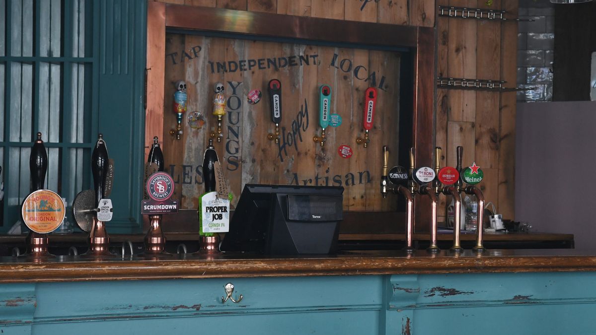 epa09096435 A general view of a pub in London, Britain, 25 March 2021. Pub goers could be asked to provide a vaccine certificate or a "vaccine passport" the British Prime Minister, Boris Johnson has told members of Parliament, stating it "may be up to individual publicans".  EPA/FACUNDO ARRIZABALAGA Dostawca: PAP/EPA.