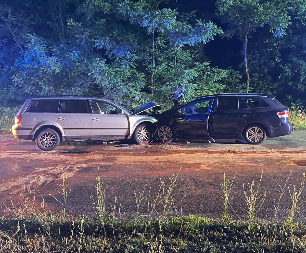 Koszmarny wypadek w Zielonej Górze. Czołowe zderzenie volkswagena i toyoty