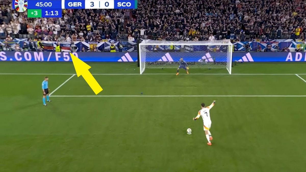 YouTube / Na zdjęciu: Flaga Rosji na meczu Niemcy - Szkocja.