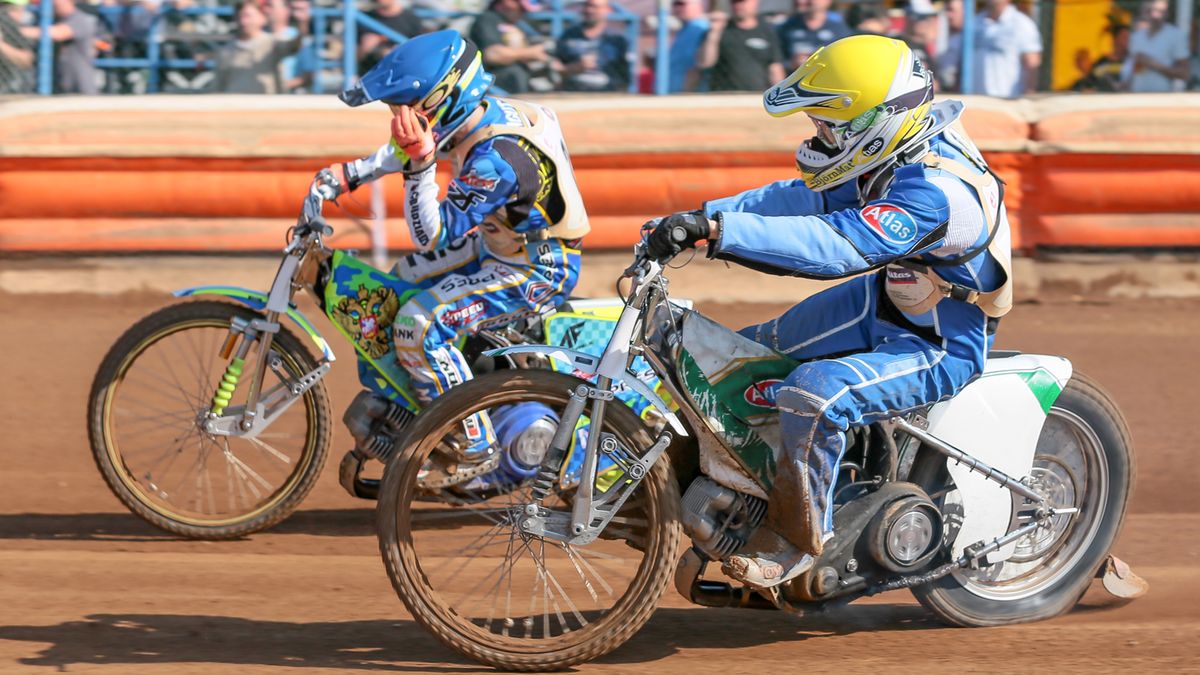 WP SportoweFakty / Arkadiusz Siwek / Artiom Łaguta (w kasku niebieskim), Rune Holta (w kasku żółtym).