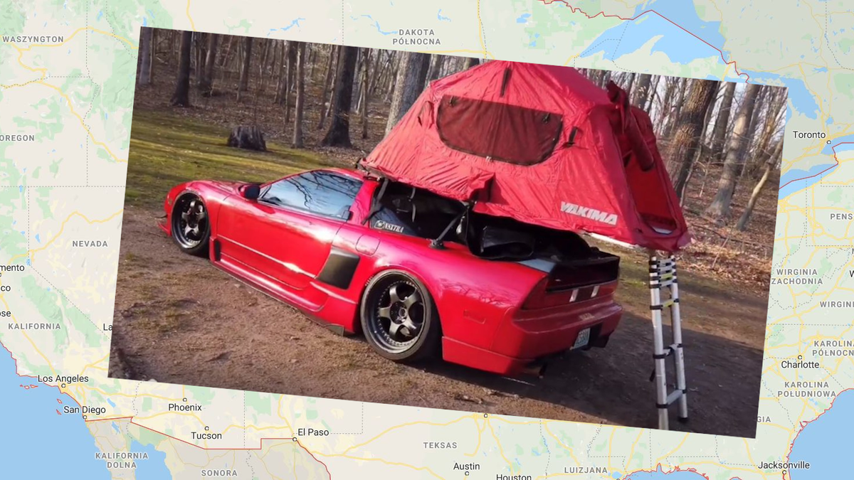 NSX z namiotem na dachu to niecodzienny widok.