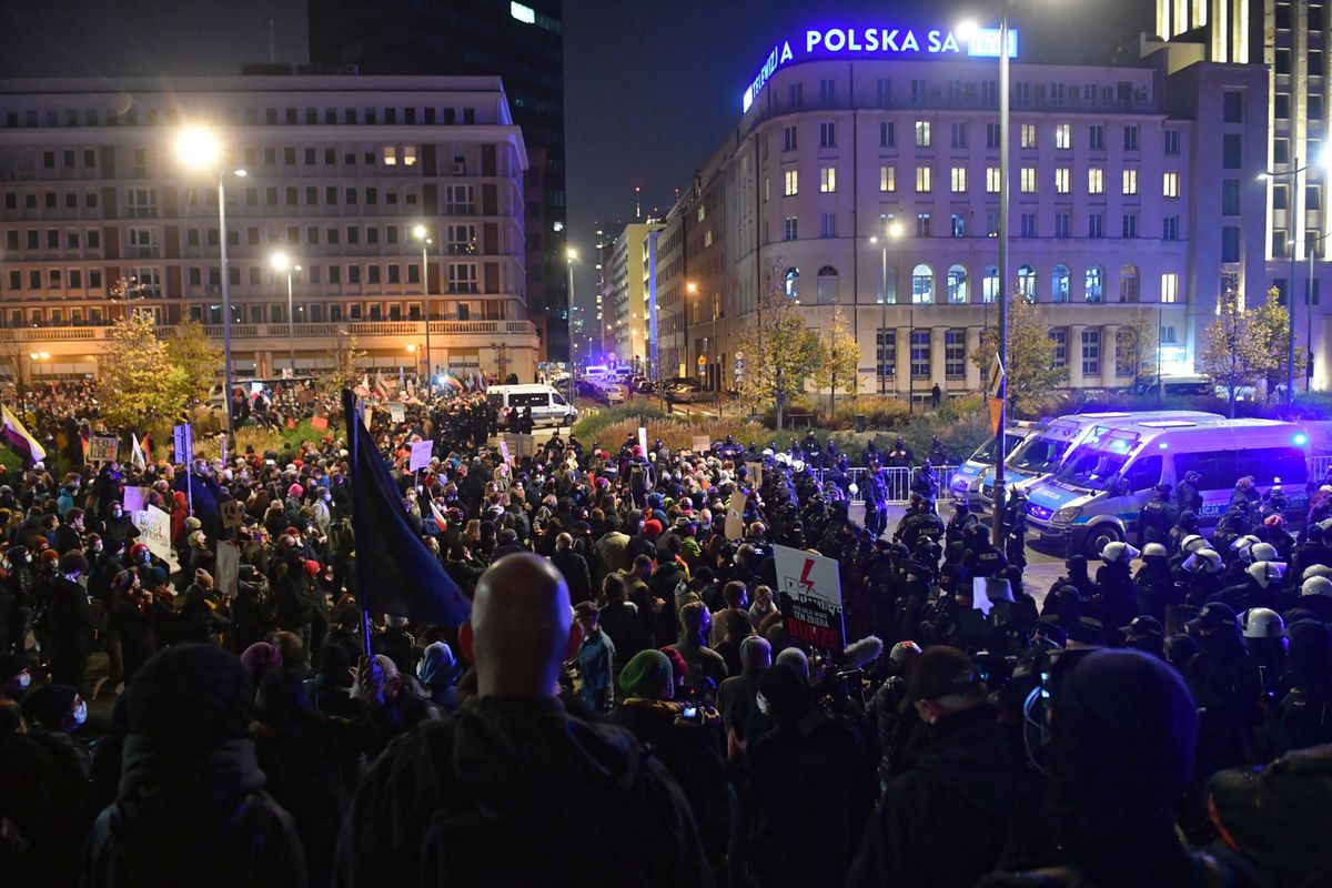 
Strajk Kobiet. Rafał Trzaskowski: Gaz łzawiący przeciwko kobietom?