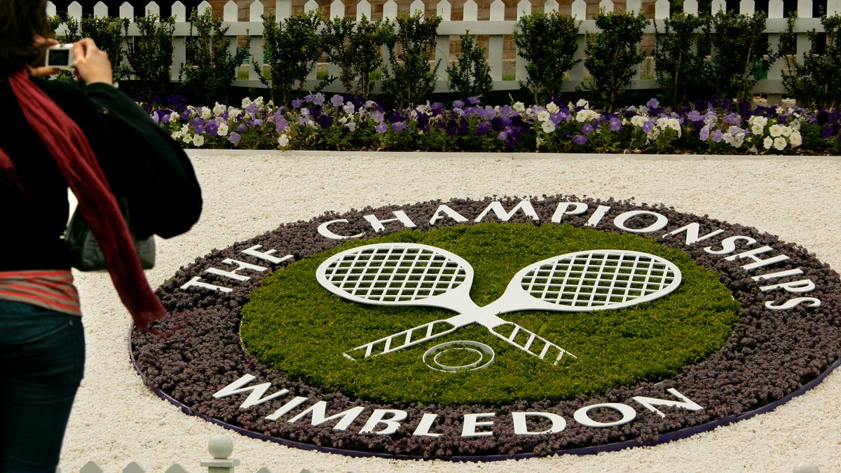 PAP/EPA / OLIVIER HOSLET / Na zdjęciu: logo Wimbledonu złożone z kwiatów