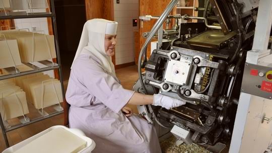 Zakonnica z łodzi przy maszynie do wypieku