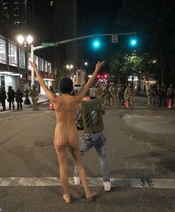 Kim jest "naga Atena"? Zdjęcie kobiety z protestu w Portland obiegło świat